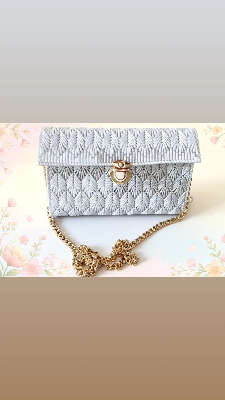 Bolso tejido con cadena dorada