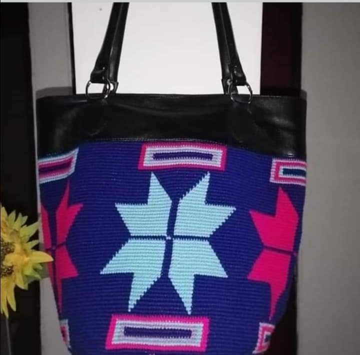 Bolso tejido combinado con cuero
