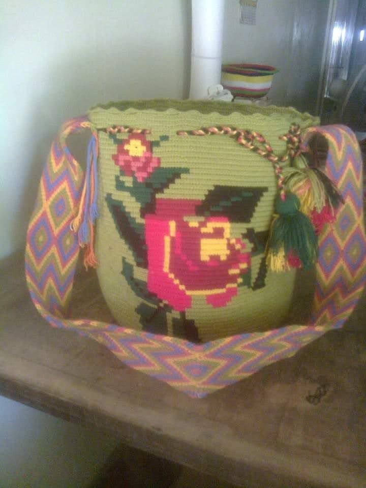 Mochila tejida con diseño de rosa